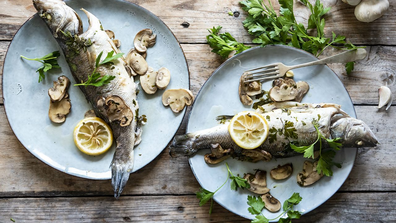 Ricetta Spigola con funghi champignon: ecco un modo sfizioso ed alternativo per cucinare il pesce