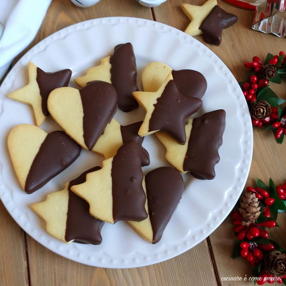 Ricetta Biscotti di Natale con glassa al cioccolato: ingredienti, preparazione e consigli